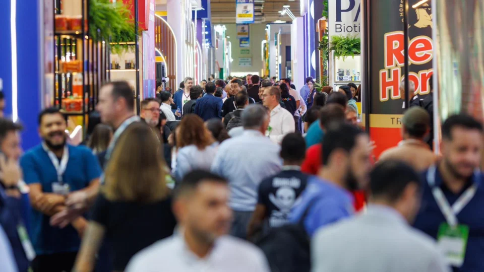 Movimentação intensa nos corredores da ExpoApras reforça o evento como um dos principais ambientes de geração de negócios e networking do varejo no Brasil.
