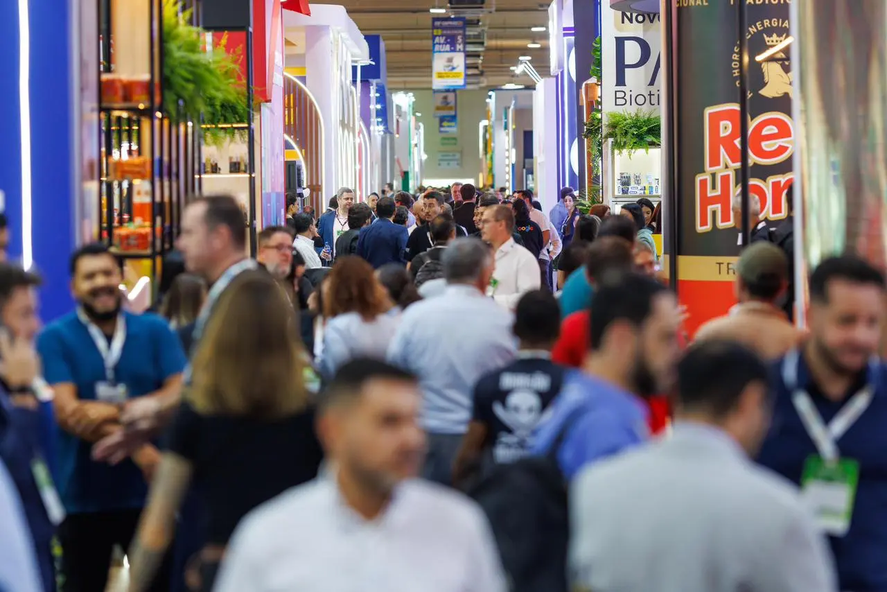 Movimentação intensa nos corredores da ExpoApras reforça o evento como um dos principais ambientes de geração de negócios e networking do varejo no Brasil.