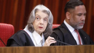 Ministra diz ser favorável a transição tranquila em prol das eleições.