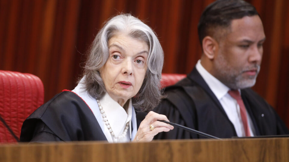 Cármen Lúcia anuncia saída antecipada da Presidência do TSE