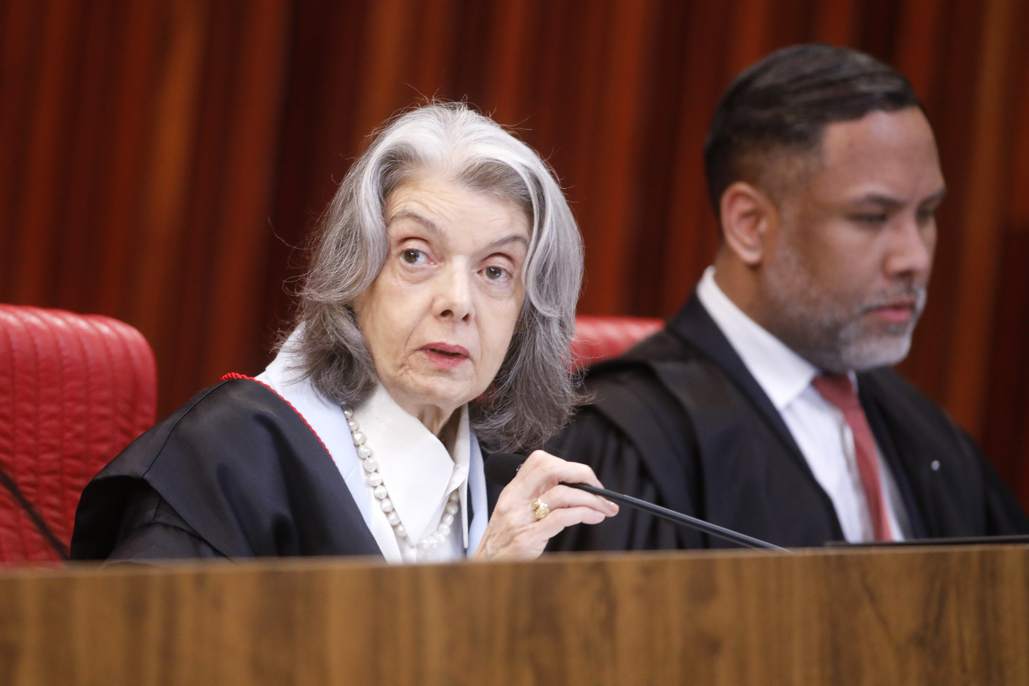 Cármen Lúcia anuncia saída antecipada da Presidência do TSE