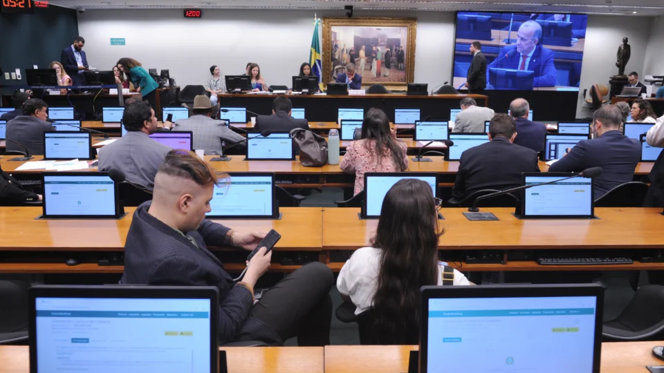 Proposta prevê aumento de punição para integrantes envolvidos em tráfico de drogas e outros delitos.