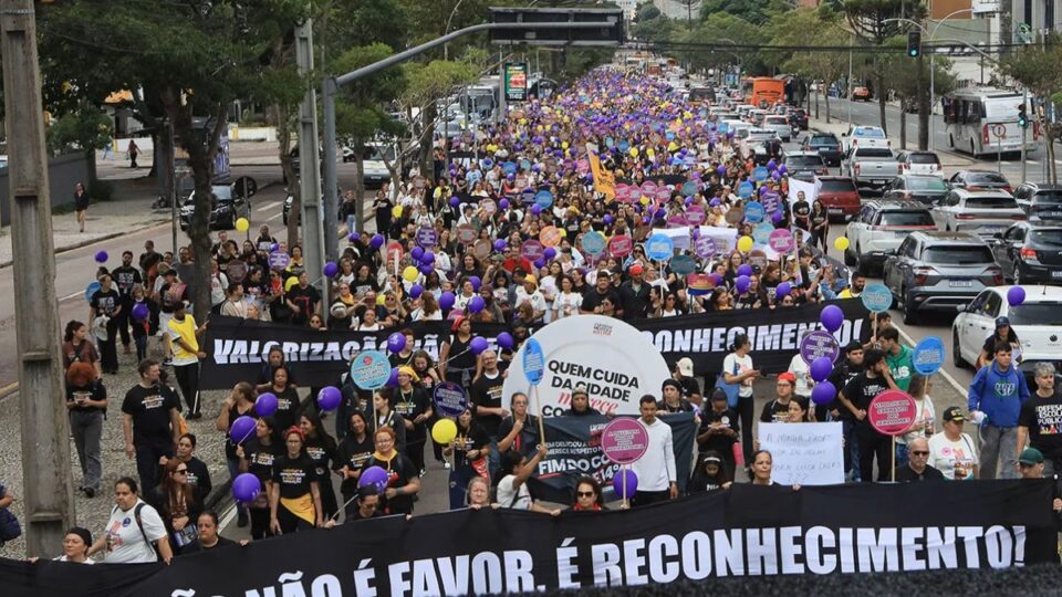 Professores municipais de Curitiba suspendem greve após acordo com a prefeitura