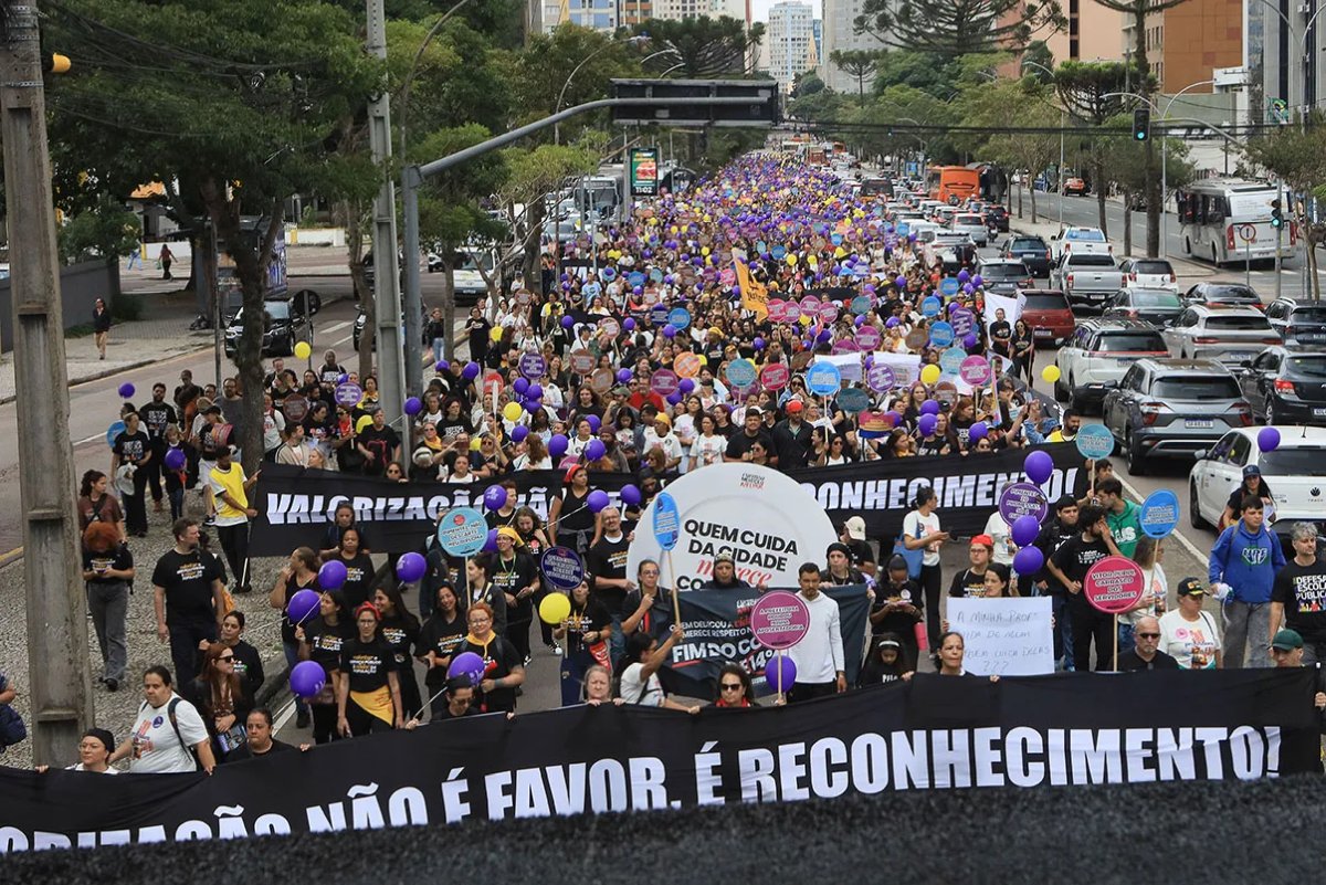 Professores da rede municipal de ensino de Curitiba fizeram greve em 8 de abril.