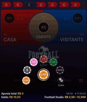 Menu de apostas do Football Studio, que exibe as fichas disponíveis e ao fundo os tipos de apostas possíveis
