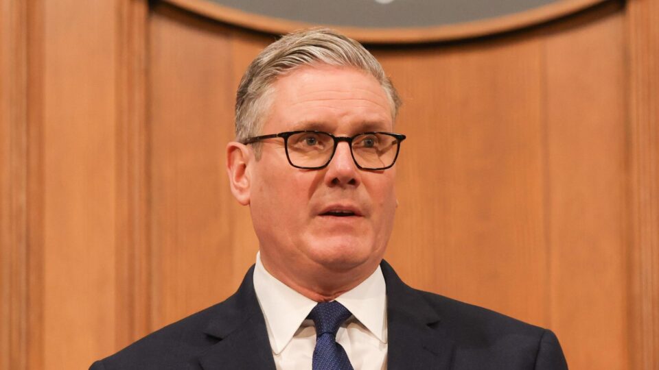 Premiê britânico diz estar “farto” das ações de Trump e Putin