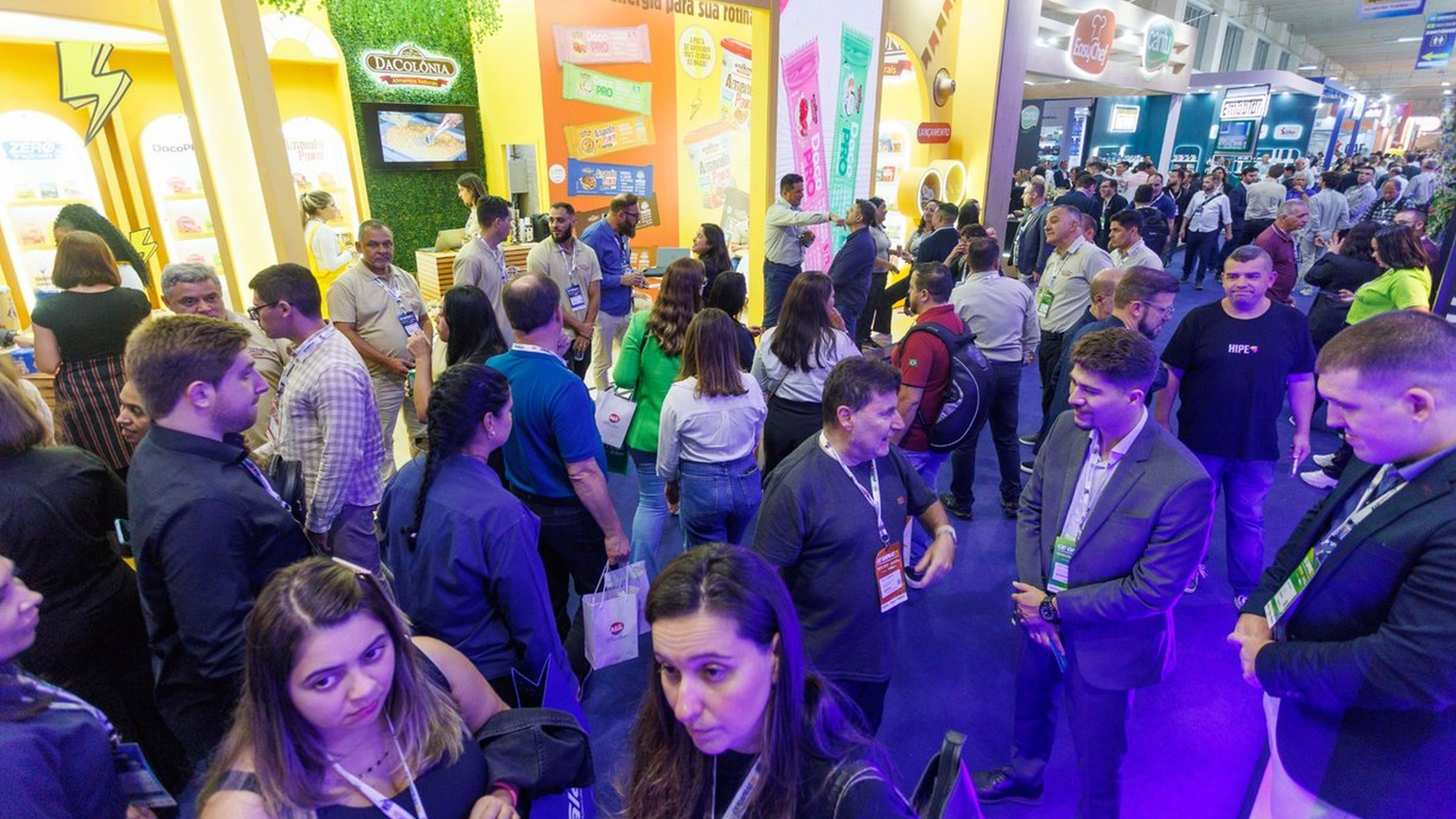 Movimentação intensa nos corredores da ExpoApras evidencia o ambiente de negócios e networking que reúne varejistas, fornecedores e especialistas.