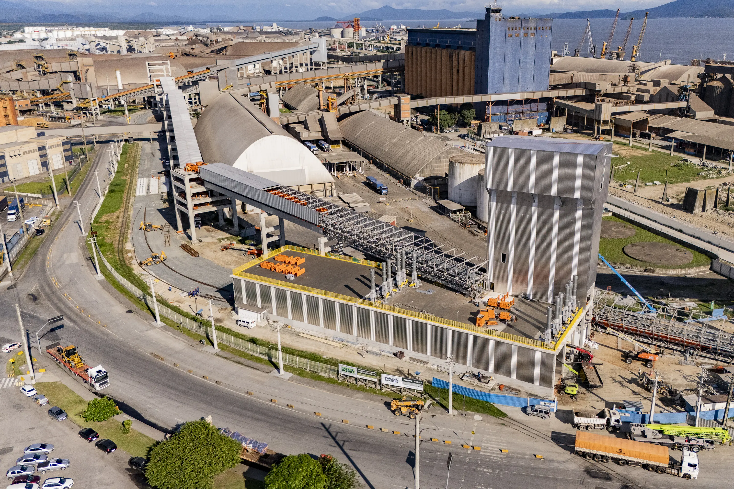 A estrutura do Moegão foi concebida para centralizar a descarga ferroviária no Porto de Paranaguá e reduzir um dos principais gargalos operacionais locais, que é a necessidade de múltiplas manobras dos trens, quebras de composição e acessos individualizados aos terminais portuários.