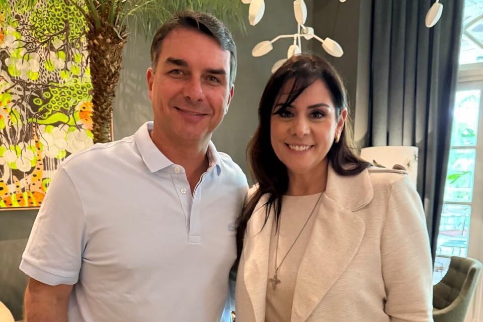 Quem é a deputada católica cotada como vice de Flávio Bolsonaro