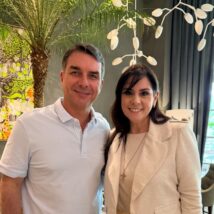 Quem é a deputada católica cotada como vice de Flávio Bolsonaro Cotada como vice de Flávio Bolsonaro: Muito conhecida no interior de São Paulo, Simone Marquetto trabalhou diversos anos como repórter e apresentadora em emissoras locais de TV aberta e tornou-se uma influenciadora católica antes de entrar para a política.