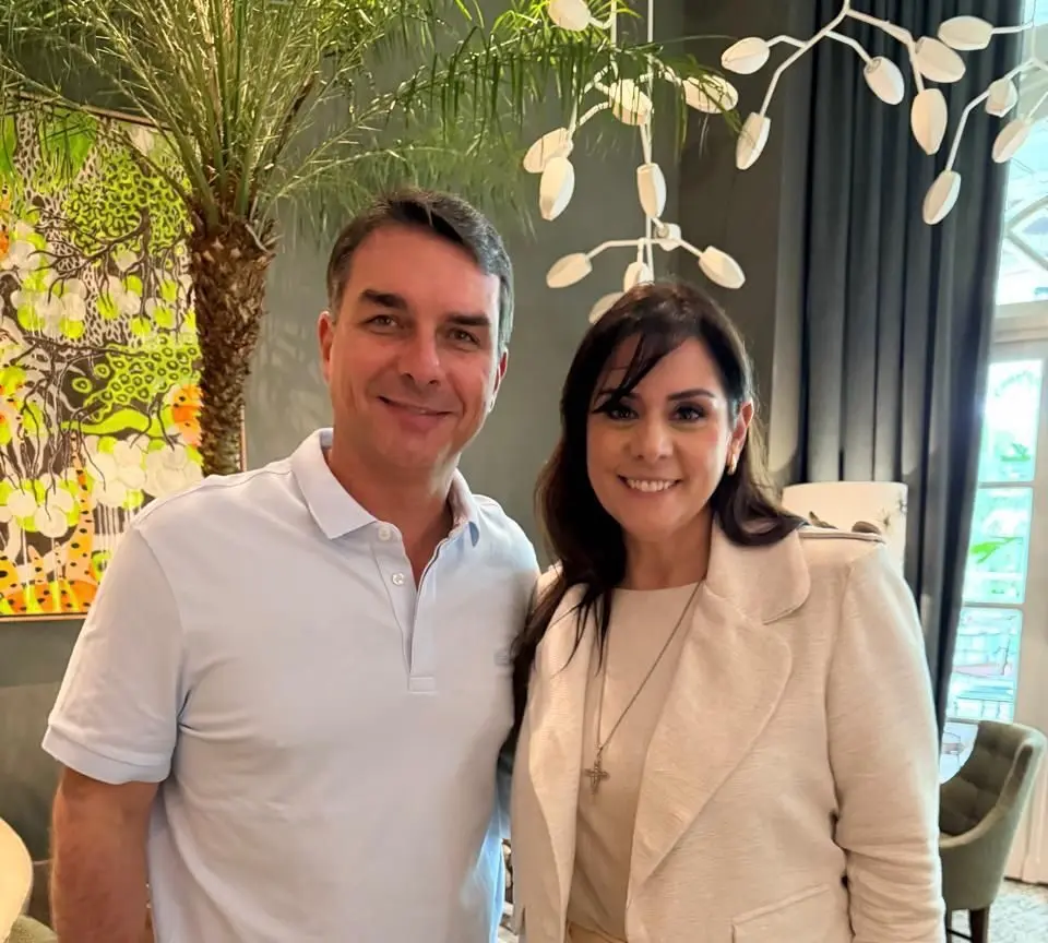 Cotada como vice de Flávio Bolsonaro: Muito conhecida no interior de São Paulo, Simone Marquetto trabalhou diversos anos como repórter e apresentadora em emissoras locais de TV aberta e tornou-se uma influenciadora católica antes de entrar para a política.