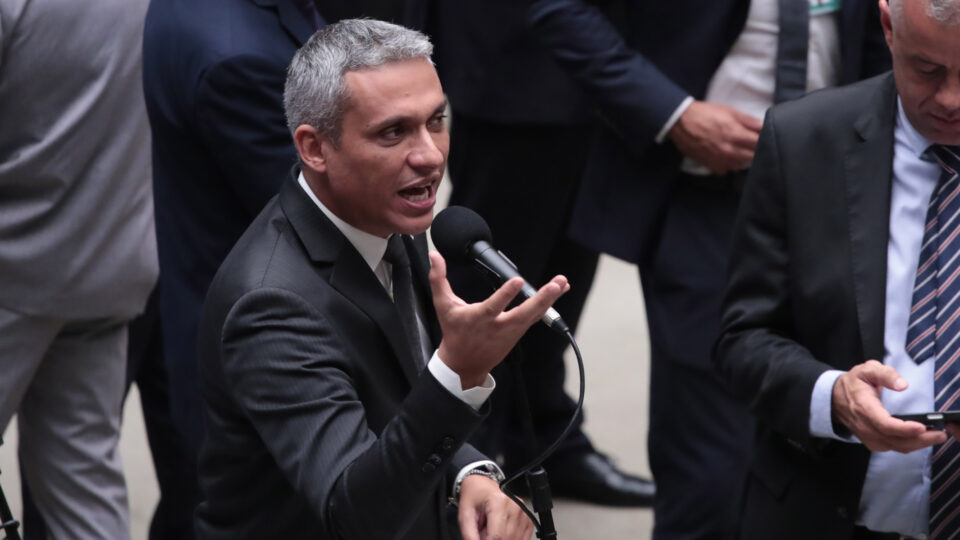 TJDFT condena Gayer a pagar R$ 20 mil a Gleisi e Lindbergh por postagem considerada misógina