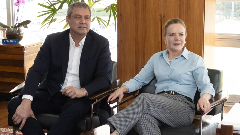 Relator opina que linguagem é "chula" e não está abarcada pela imunidade parlamentar.