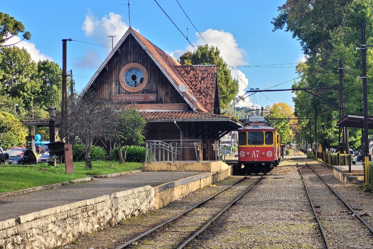 Concessão da ferrovia de Campos do Jordão prevê modernização, reativação do transporte turístico e novos investimentos na Serra da Mantiqueira.