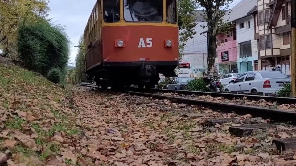 Projeto prevê restauração de bondes e da Maria-Fumaça para retomar passeios turísticos na ferrovia de Campos do Jordão.