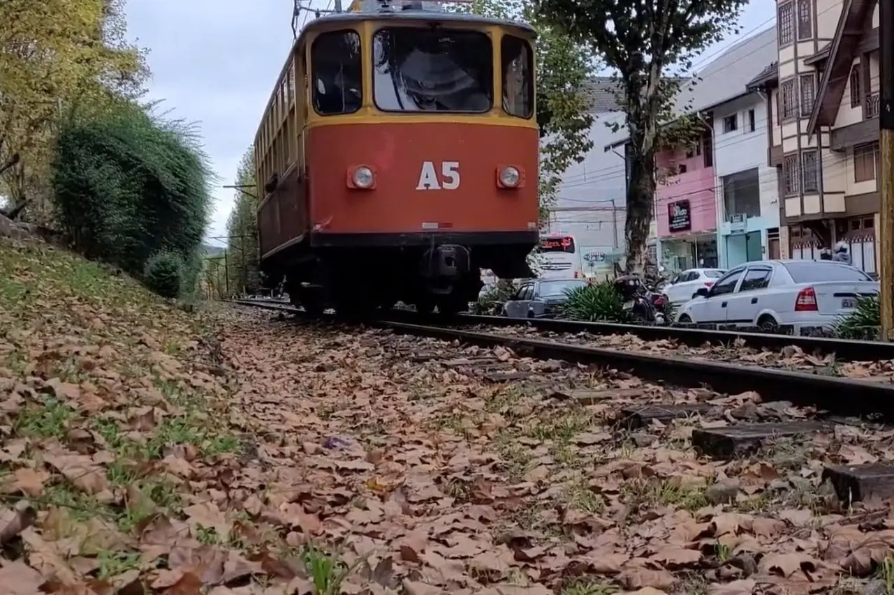 Projeto prevê restauração de bondes e da Maria-Fumaça para retomar passeios turísticos na ferrovia de Campos do Jordão.