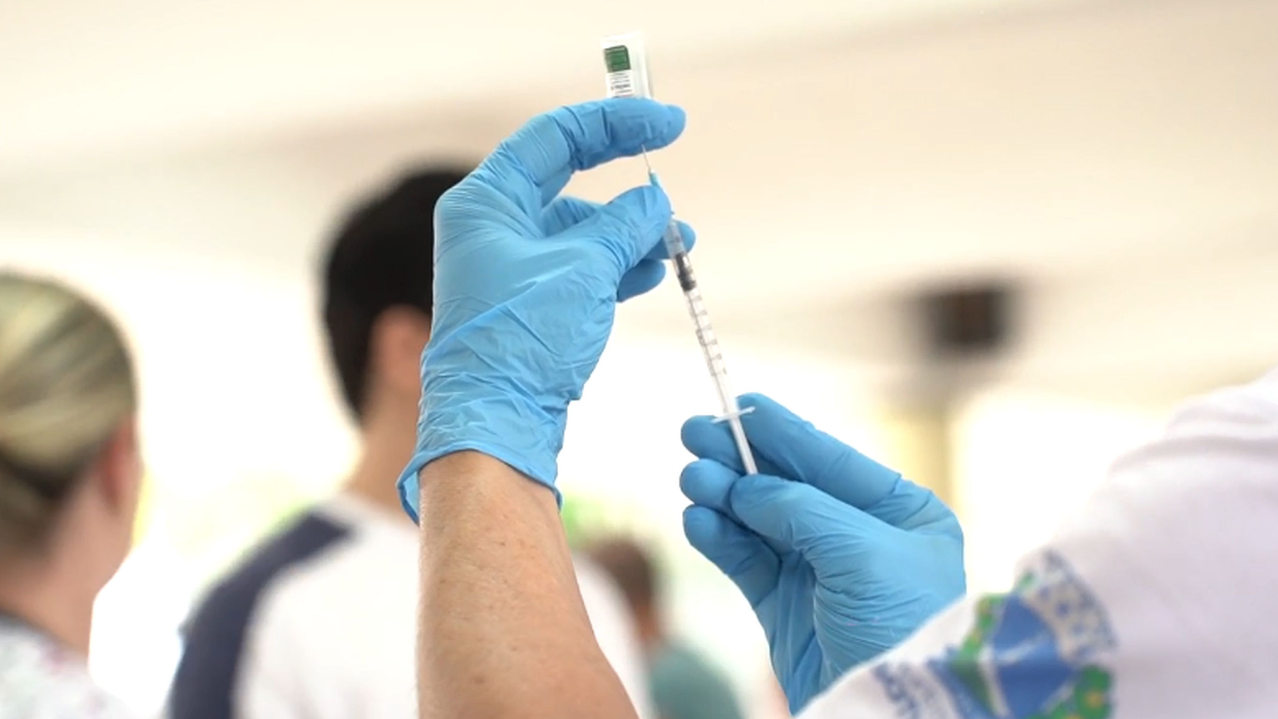 Profissional de saúde prepara dose de vacina contra a dengue, uma das principais estratégias adotadas pelo Governo de São Paulo para ampliar a proteção da população e reduzir casos graves da doença no estado.