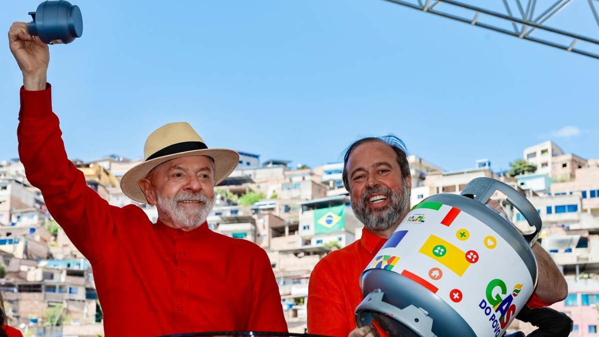 Lula e o então ministro Alexandre Silveira, de Minas e Energia, durante o lançamento do programa Gás do Povo, no ano passado.