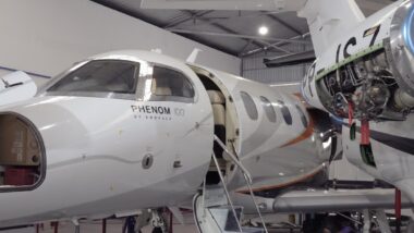 Manutenção de motor a jato no Aeroporto de Bacacheri