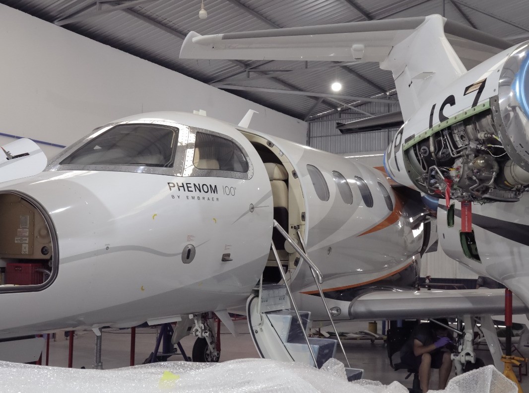 Manutenção de motor a jato no Aeroporto de Bacacheri
