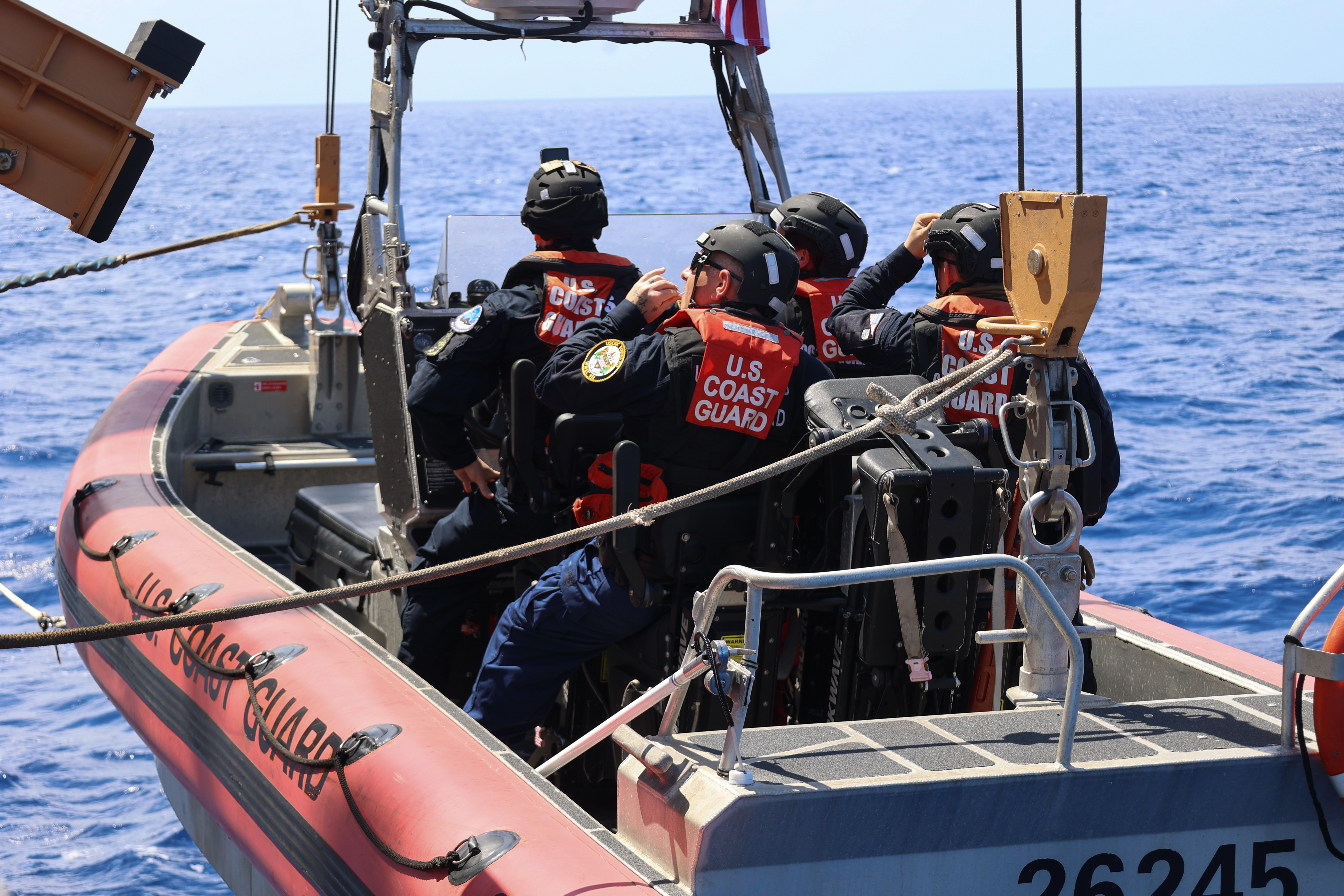 Barco da Guarda Costeira dos EUA durante missão de patrulha antidrogas.