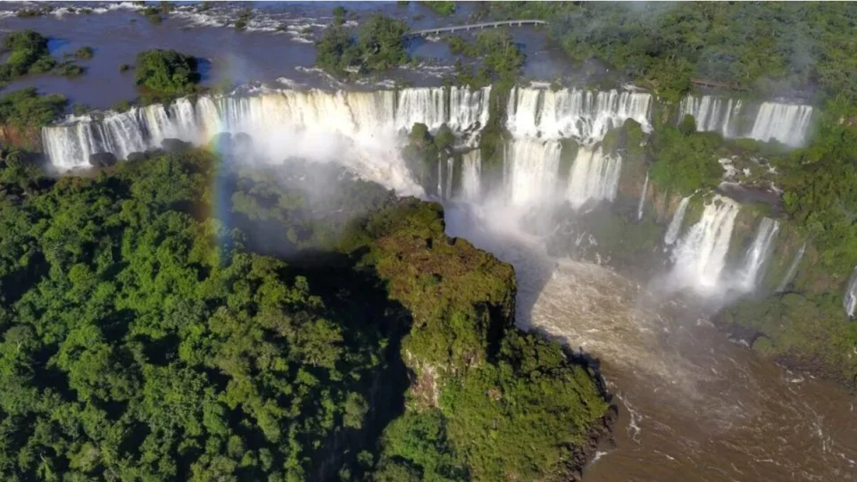 Único representante brasileiro na lista, que considerou apenas Patrimônios Naturais Mundiais da Unesco, o atrativo paranaense ficou atrás somente do Parque Nacional dos Lagos de Plitvice (Croácia) e de sua contraparte argentina, o Parque Nacional do Iguazú.