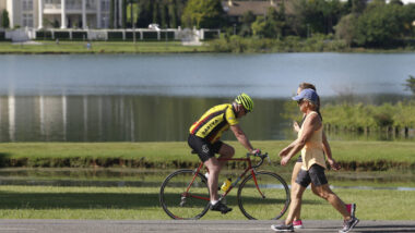 Crianças e adultos aproveitam o bom tempo para se exercitar no Parque Barigui