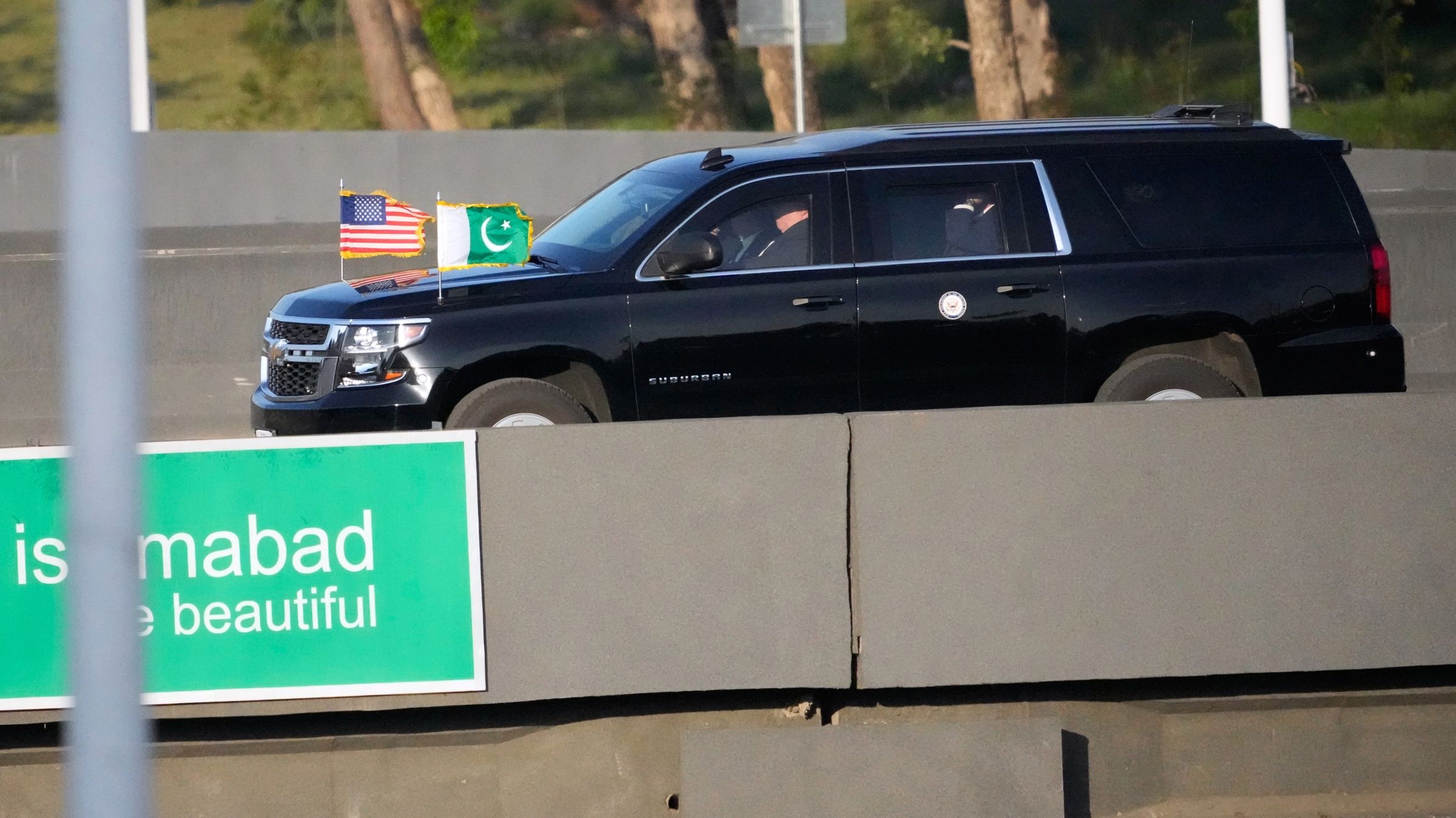 Veículo da delegação de negociadores norte-americanos deixa Islamabad após encerramento das conversas com o Irã, sem acordo.