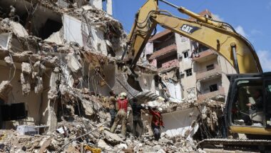 Remoção de escombros em subúrbio de Beirute, no Líbano, após bombardeio israelense em 10 de abril. Imagem referente a matéria