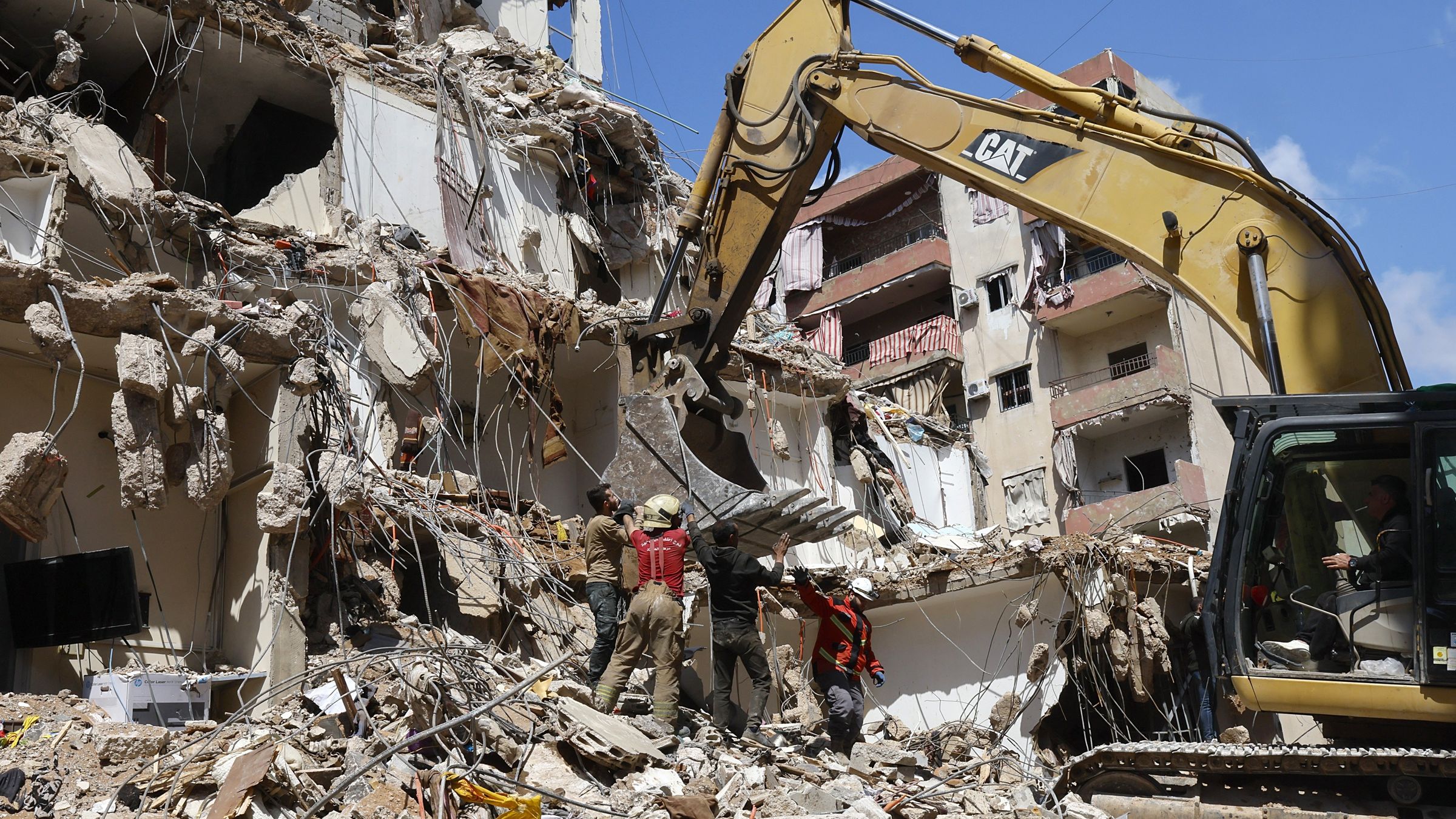 Remoção de escombros em subúrbio de Beirute, no Líbano, após bombardeio israelense em 10 de abril.