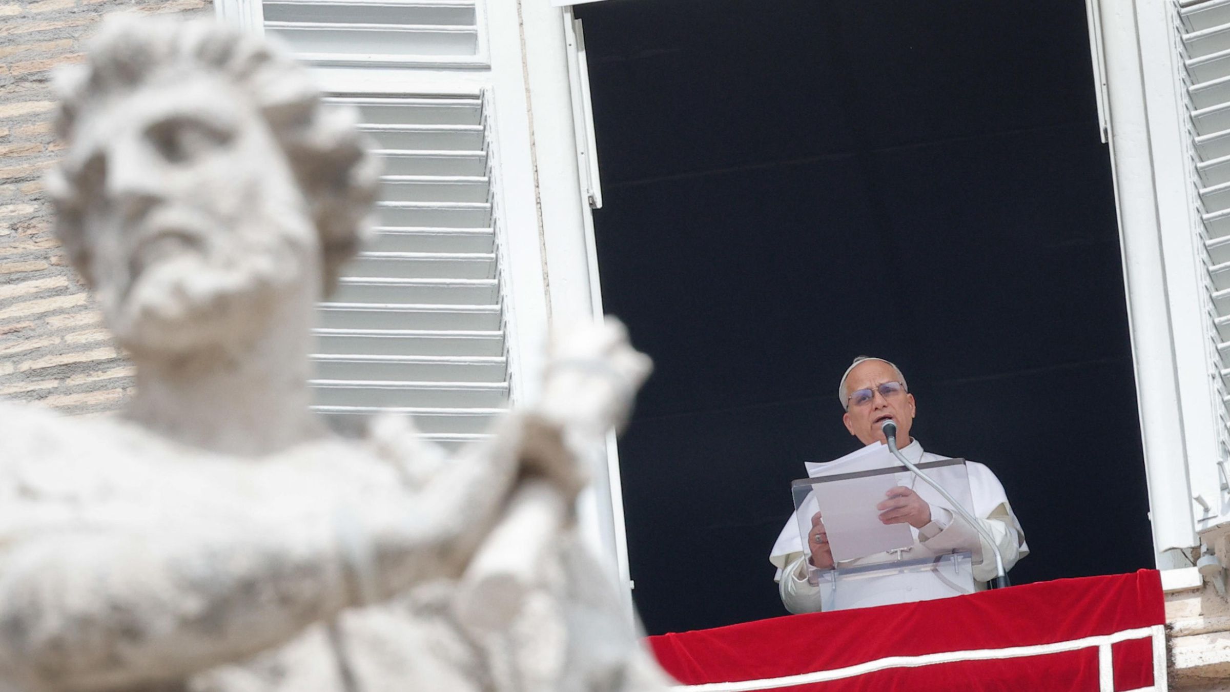 O papa Leão XIV durante a oração do Regina Caeli, no Vaticano, em 12 de abril.