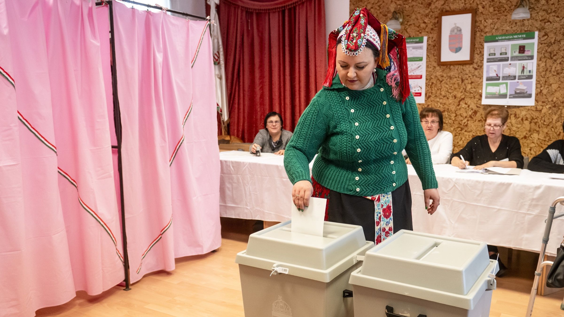 Usando trajes típicos, eleitora húngara vota nas eleições parlamentares deste domingo, na cidade de Rimóc.