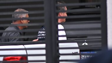 Jair Bolsonaro chega à sua residência, em 27 de março, para cumprir prisão domiciliar após receber alta hospitalar. Imagem referente a matéria