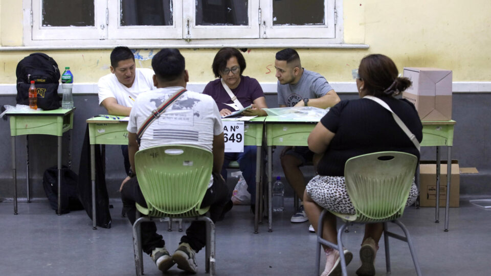 Peru prorroga votação até esta segunda após falhas no pleito deste domingo