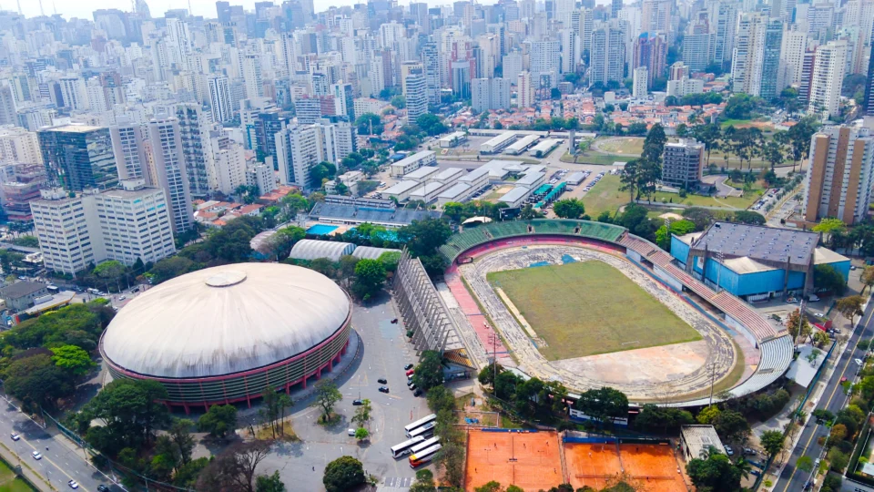 Nova lei de naming rights pode atrair empresas para ativos públicos, mas depende de regulamentação.