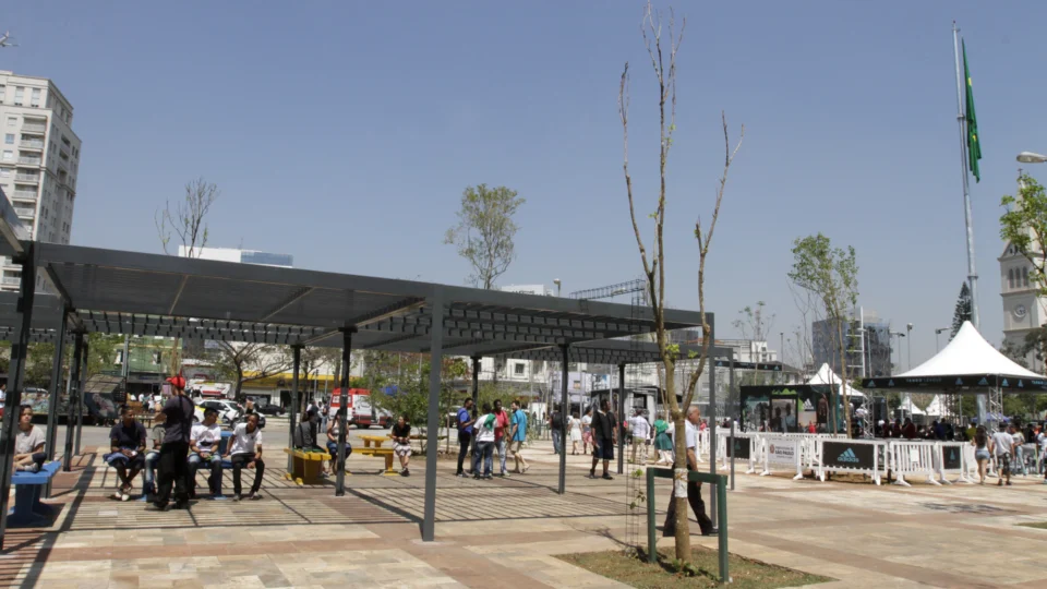 Nova lei de naming rights pode atrair empresas para ativos públicos, mas depende de regulamentação.