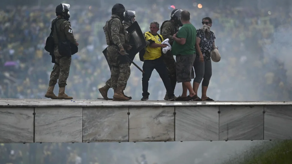 Cinco ex-integrantes da cúpula foram condenados a 16 anos de prisão por suposta omissão.