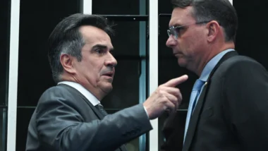 Senador ameaça não apertar as mãos caso Flávio vire "um candidato de extrema-direita".