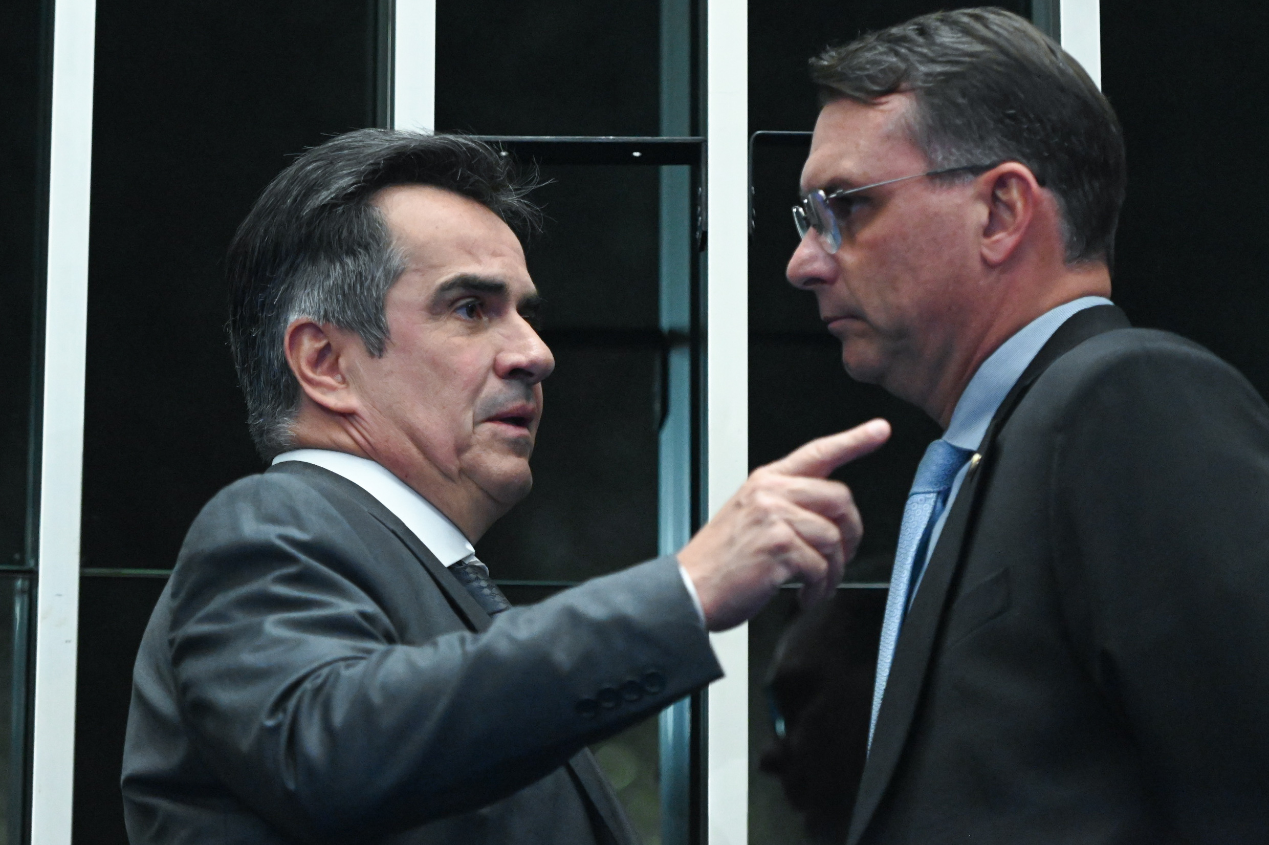 Senador ameaça não apertar as mãos caso Flávio vire “um candidato de extrema-direita”.