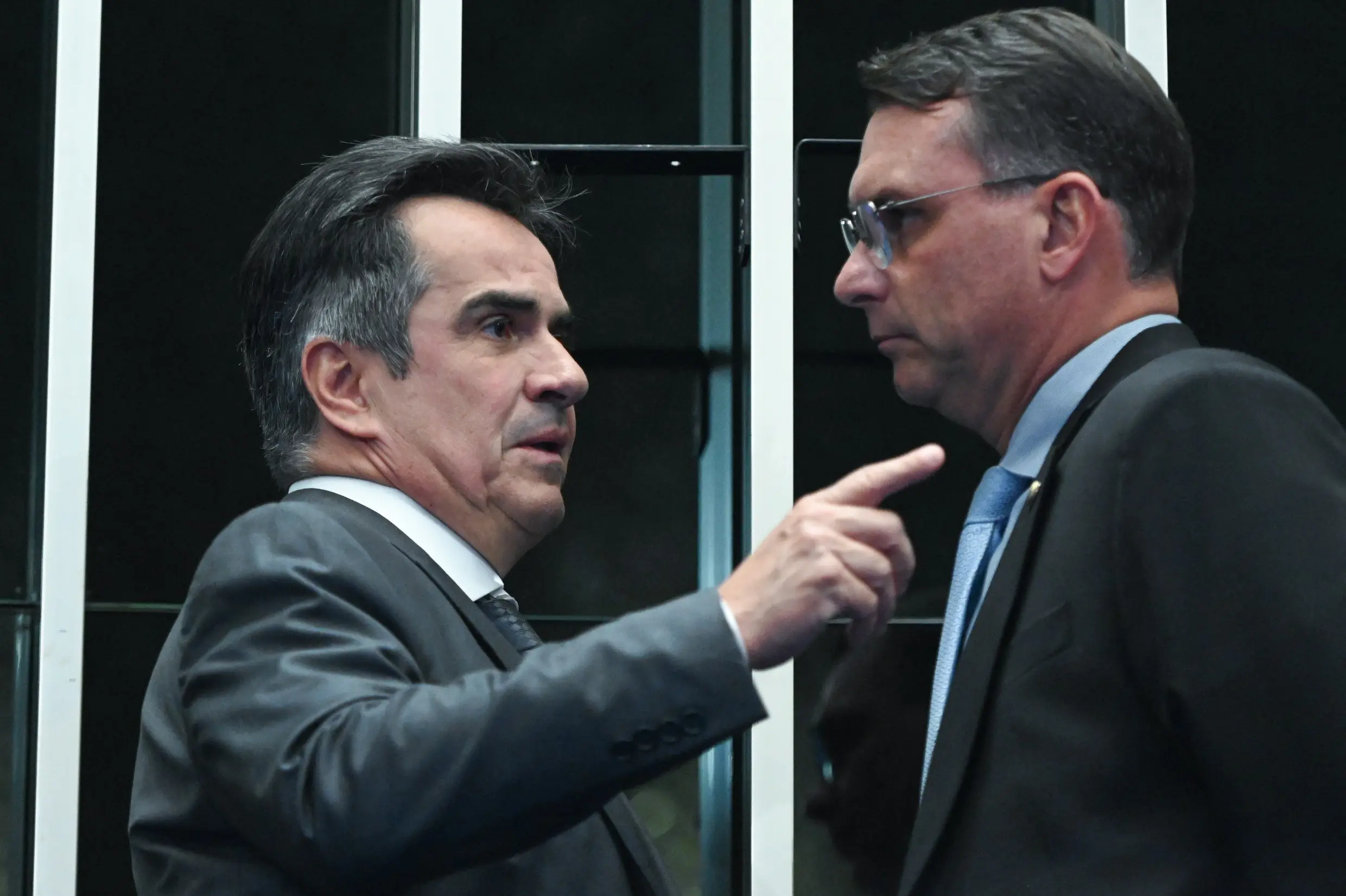 Senador ameaça não apertar as mãos caso Flávio vire "um candidato de extrema-direita".