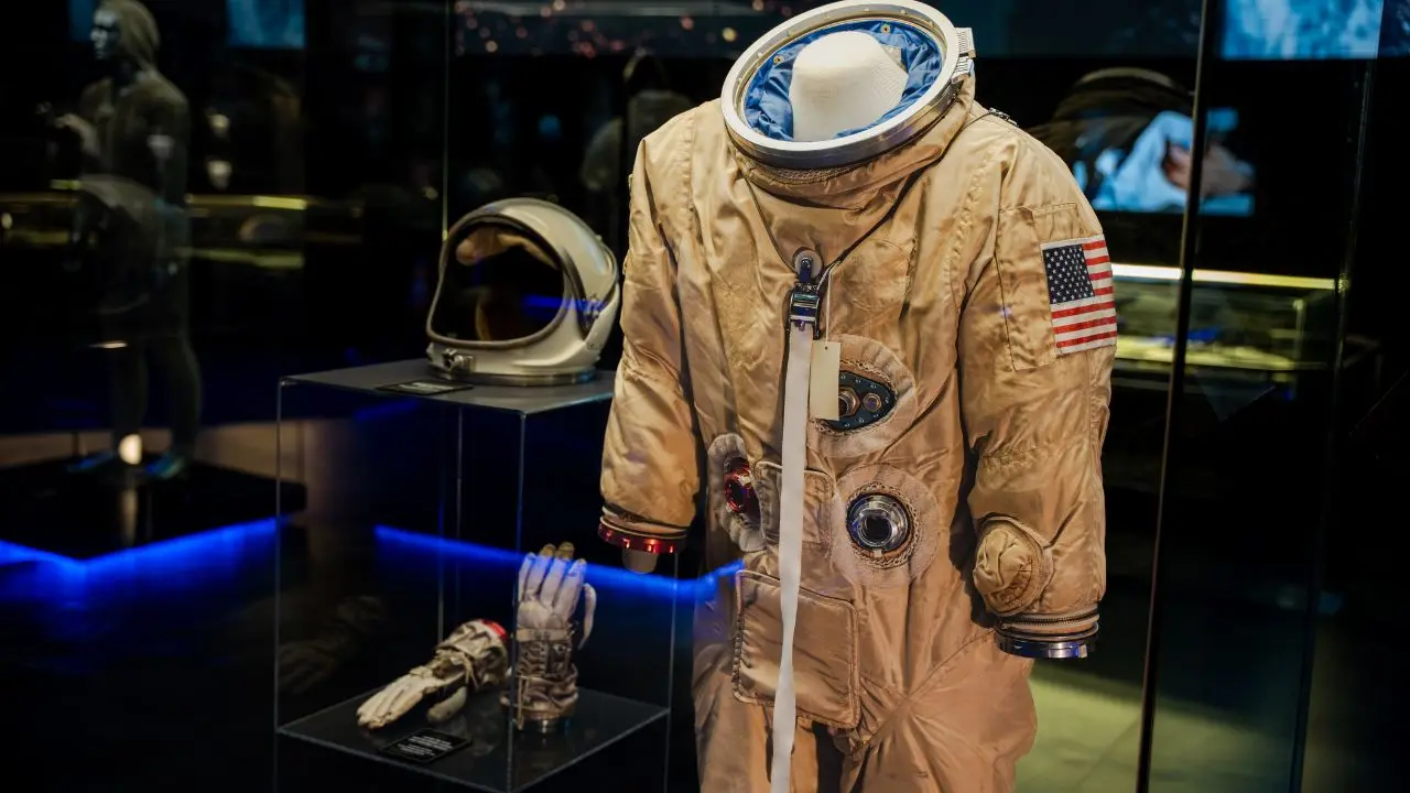 No Space Adventure, os visitantes também podem conferir os trajes tecnológicos usados por astronautas.
