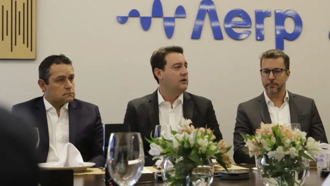 Ratinho Junior (PSD) durante encontro na Associação das Emissoras de Radiodifusão do Paraná (Aerp), nesta segunda-feira.