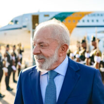 O presidente da República, Luiz Inácio Lula da Silva, durante chegada ao Aeroporto Panamá Pacífico, na cidade do Panamá. Imagem referente a matéria