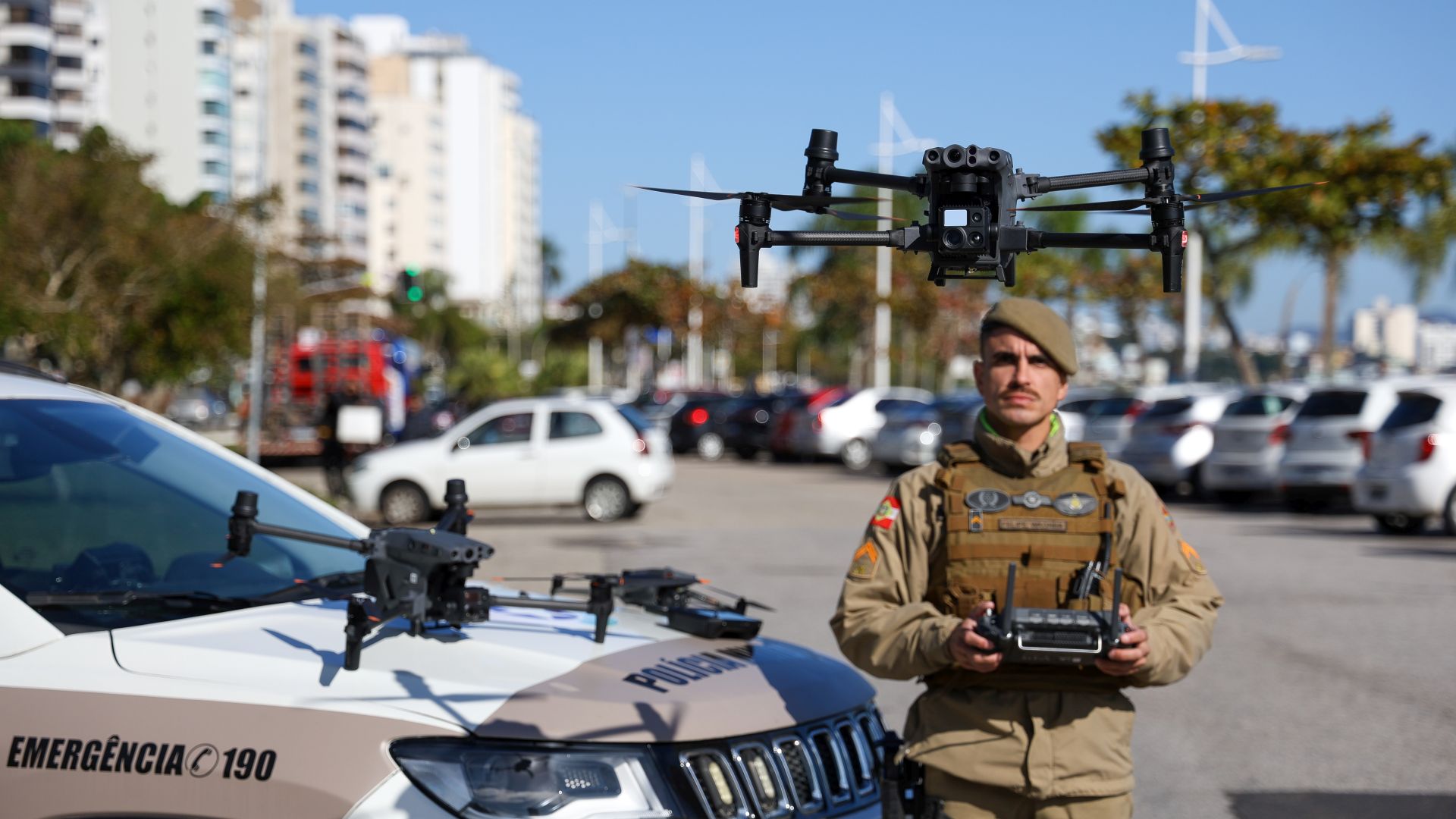 Uso de tecnologia e inteligência reforça o combate à criminalidade em Santa Catarina, com drones ampliando a capacidade de monitoramento e contribuindo para a redução histórica dos homicídios no Estado.
