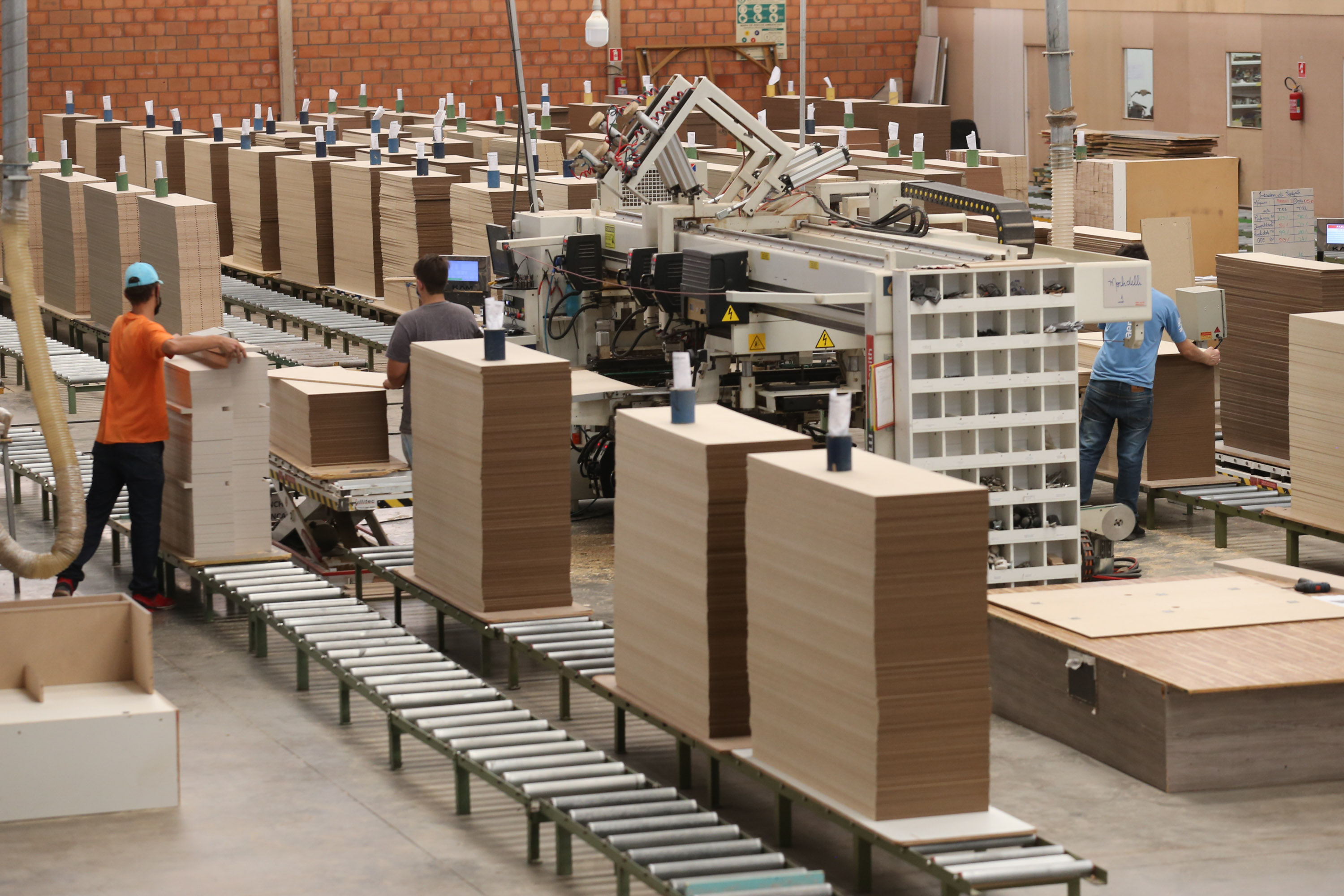 Alta do petróleo pressiona custos e atinge setor moveleiro de Arapongas (PR), capital nacional da indústria de móveis.