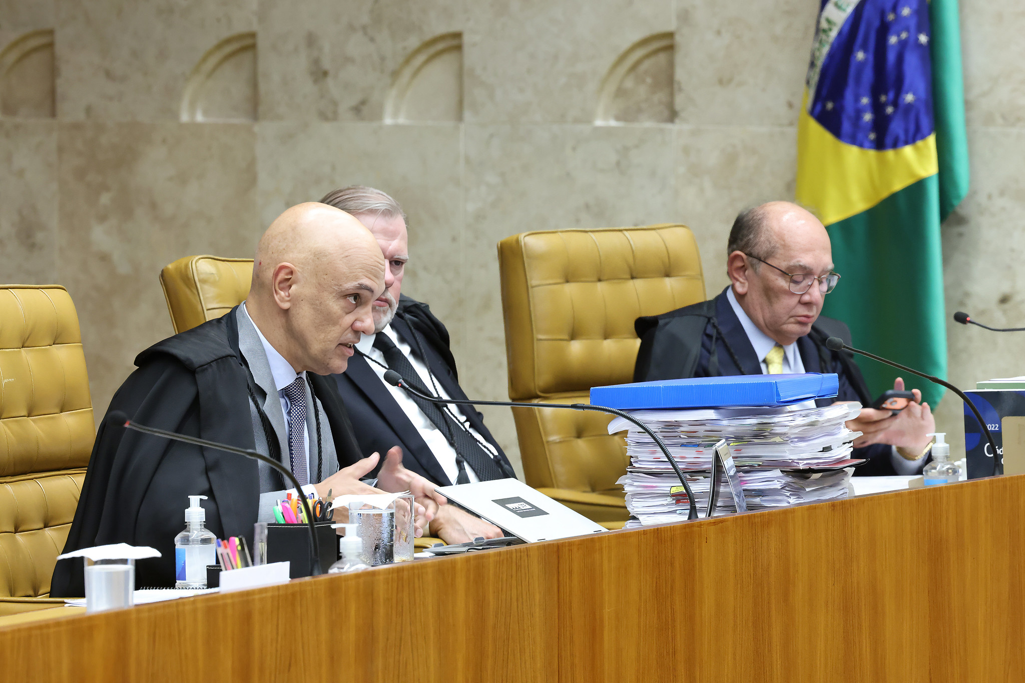 Relatório atinge diretamente Moraes, Toffoli e Gilmar Mendes, mas pretende restringir a conduta de todos os magistrados com imposições éticas via Constituição.