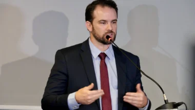 Ministro diz que programa ainda está sendo desenvolvido, mas previsão é de que FGTS seja usado para socorrer indicador de endividamento.