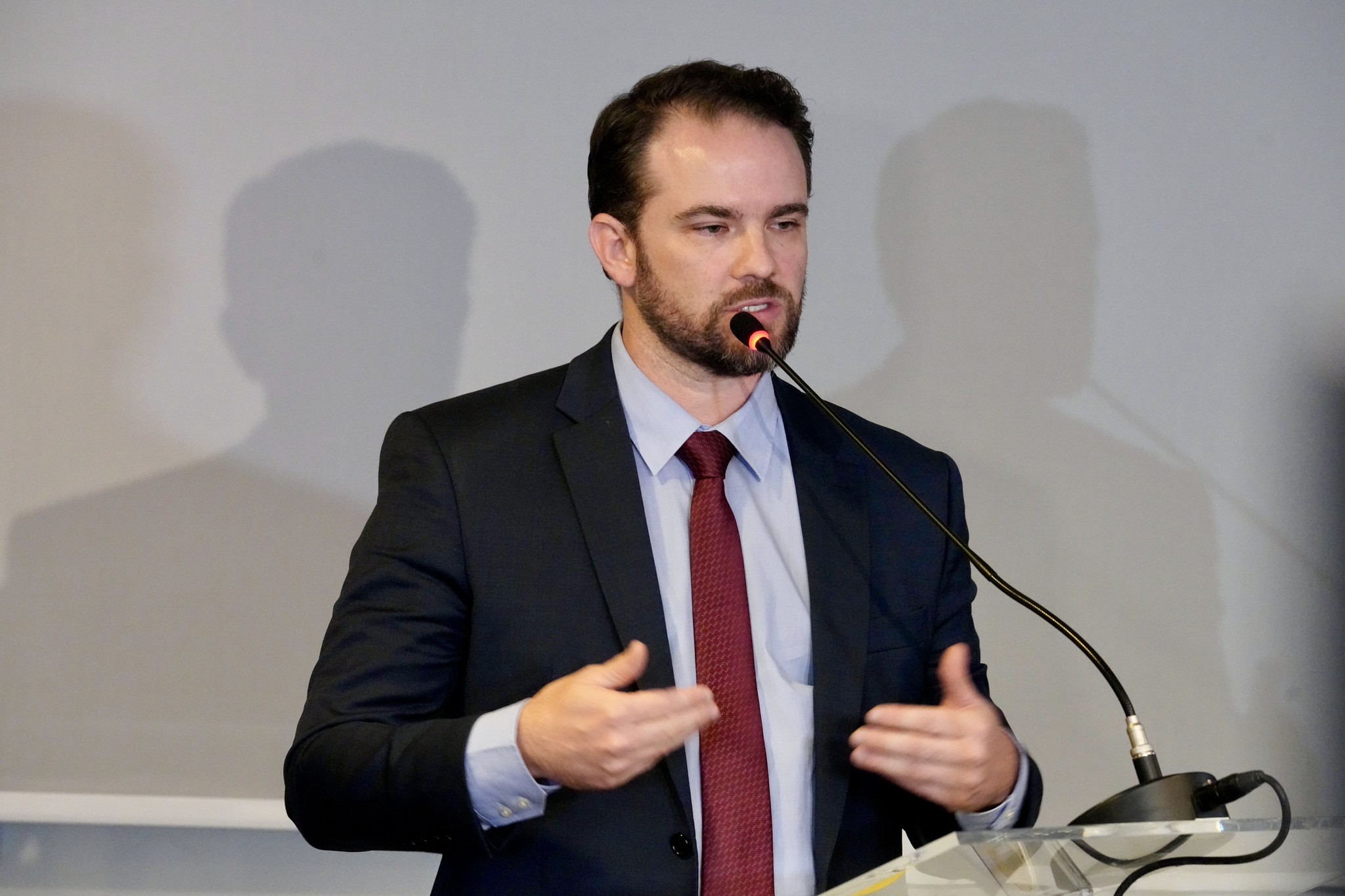 Ministro diz que programa ainda está sendo desenvolvido, mas previsão é de que FGTS seja usado para socorrer indicador de endividamento.