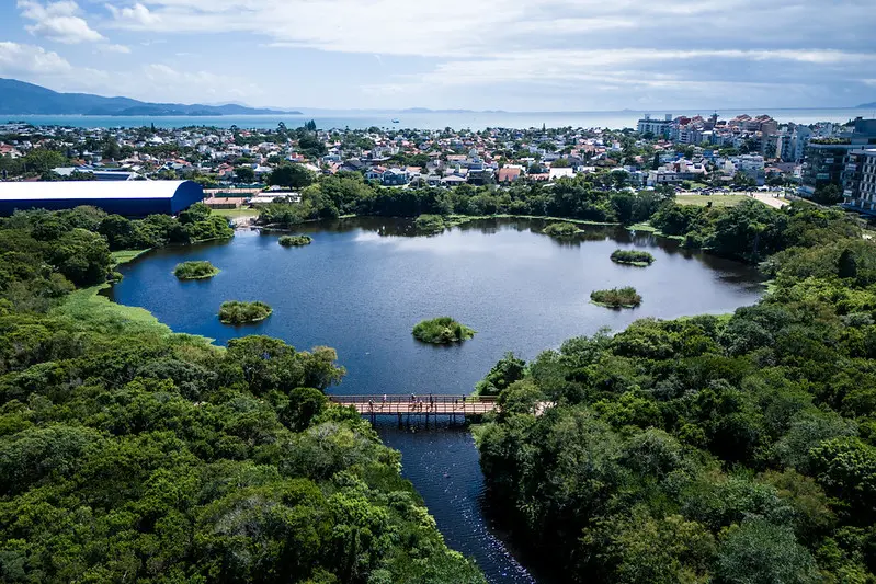 Localidades como Campeche, Jurerê e Lagoa da Conceição, amplamente conhecidas e usadas como referência no dia a dia, eram apenas distritos administrativos e não constavam oficialmente como bairros no mapa de Florianópolis.