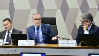 Colegiado ganha mais tempo para ler relatório de 221 páginas que pede indiciamento de Moraes, Toffoli, Gilmar e Gonet.